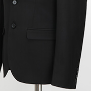 袖口に広がりをもたせたフレアーカフス。