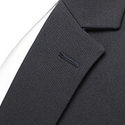 ラペルが美しく見えるよう立体的なラペルロール。