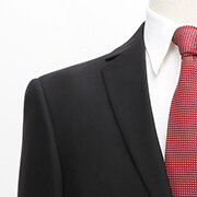 スクエアショルダー　着用感重視の適度に広い肩幅。